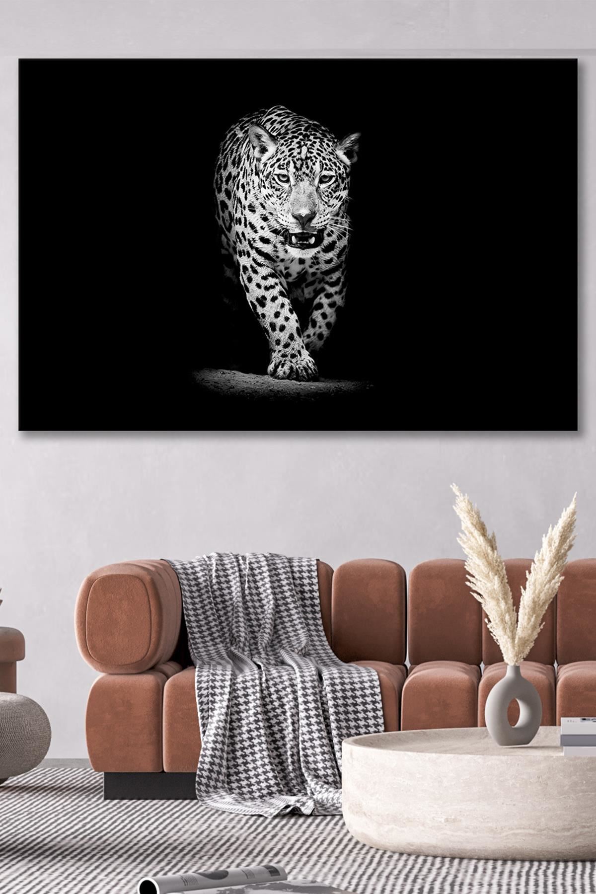 Avına Yaklaşan Siyah Beyaz Jaguar  Kanvas Duvar Tablo 4452424