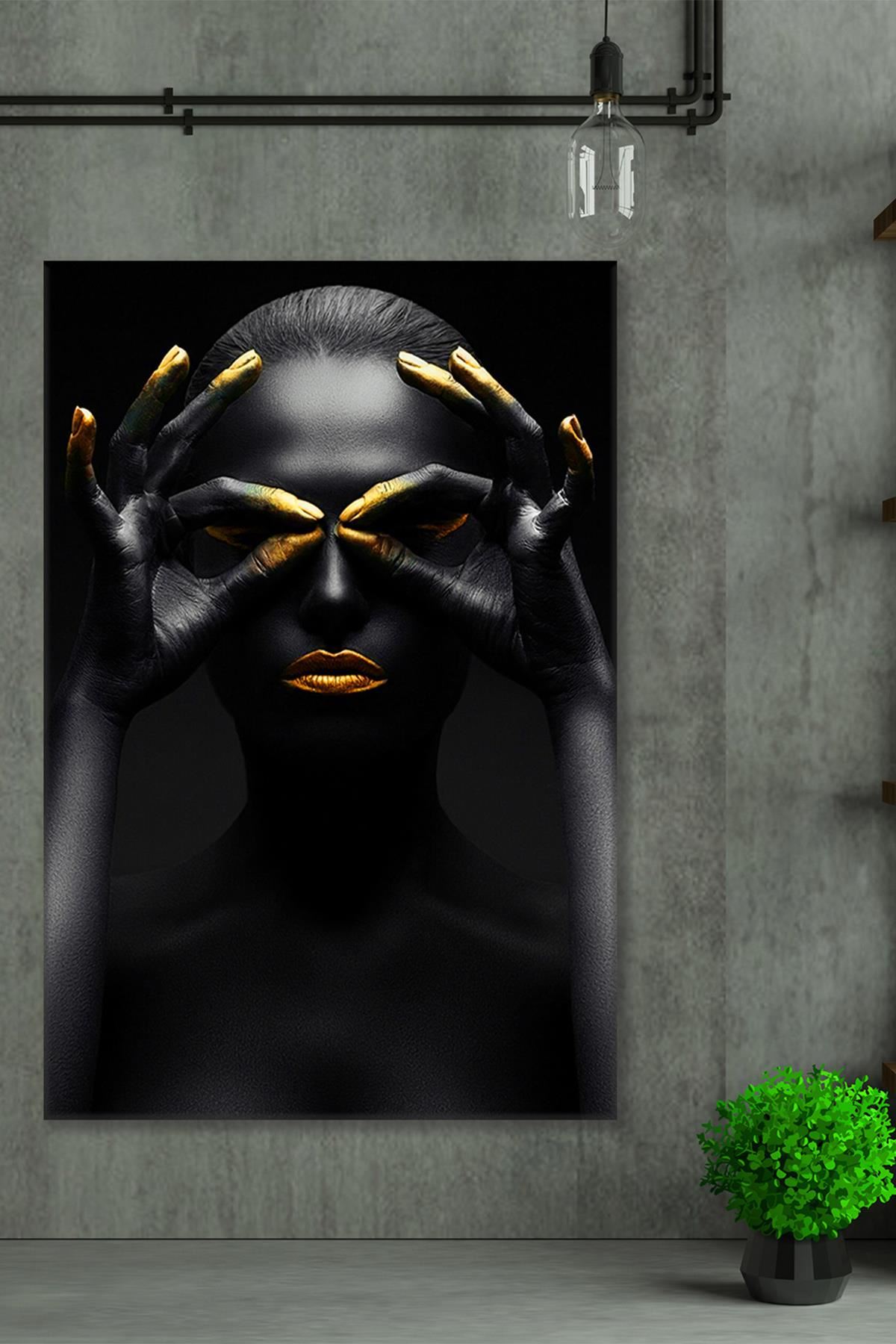 Altın Renkli Parmaklarıyla Uzağa Bakan Afrikalı Kadın Art Kanvas Tablo 2221596