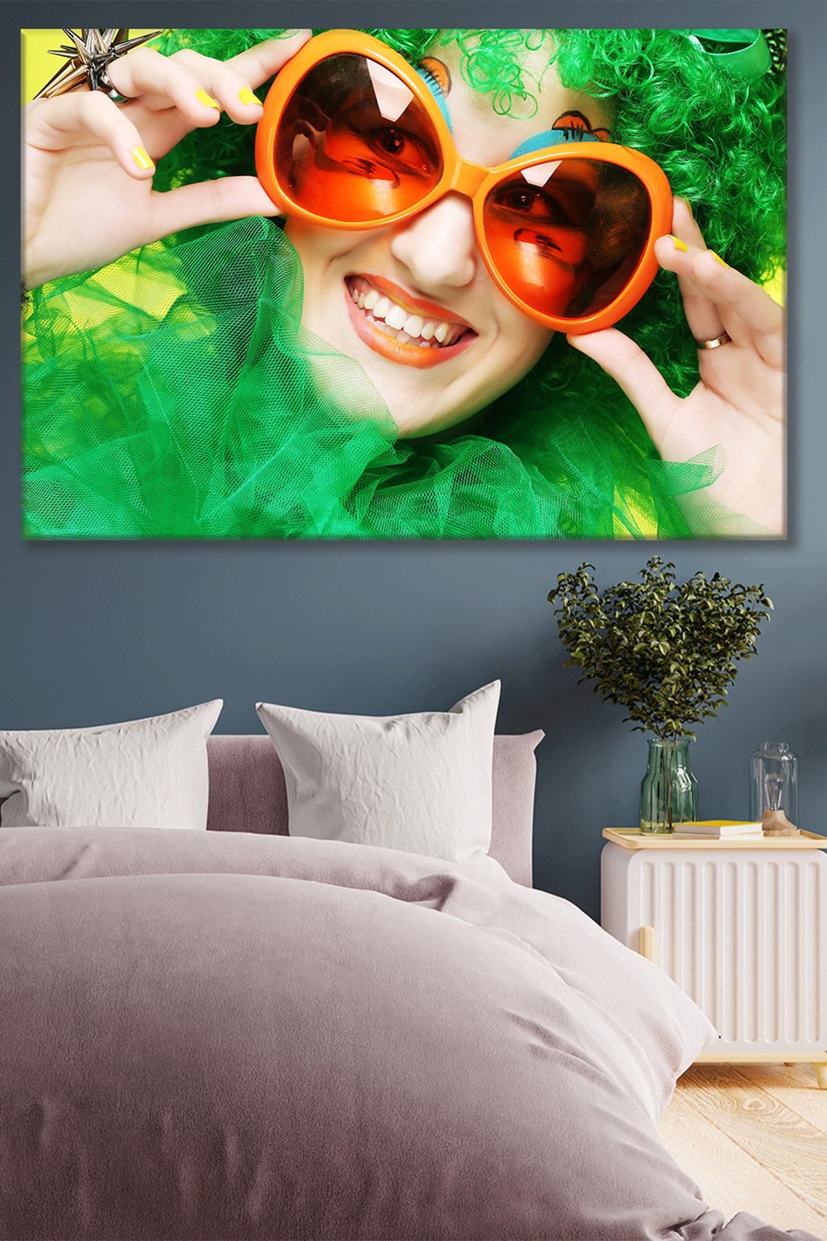 Turuncu Gözlüklü Yeşil Saçlı Kadın Kanvas Duvar Tablo 3322378