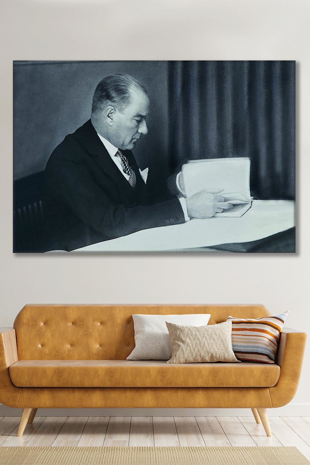 Atatürk Kitap Okurken Kanvas Duvar Tablo 221577