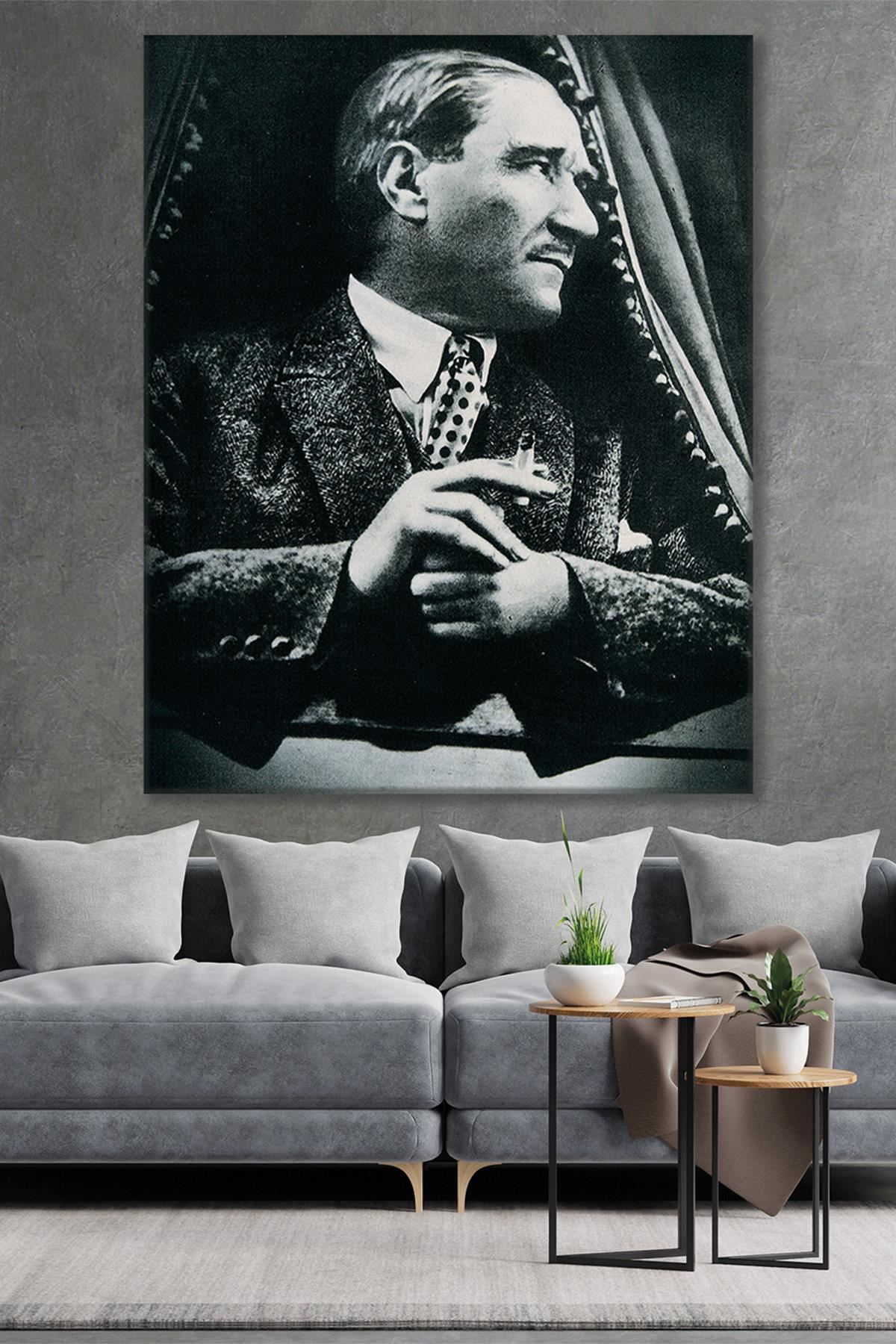 Atatürk Trende Sigara İçerken Kanvas Duvar Tablo 221519