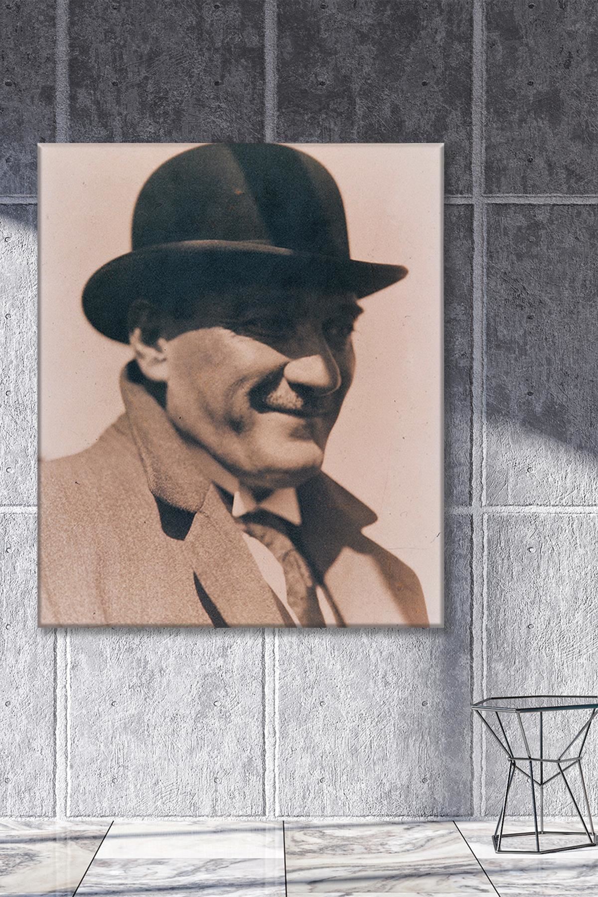 Fötr Şapkalı Gülümseyen Atatürk Kanvas Duvar Tablo 221547