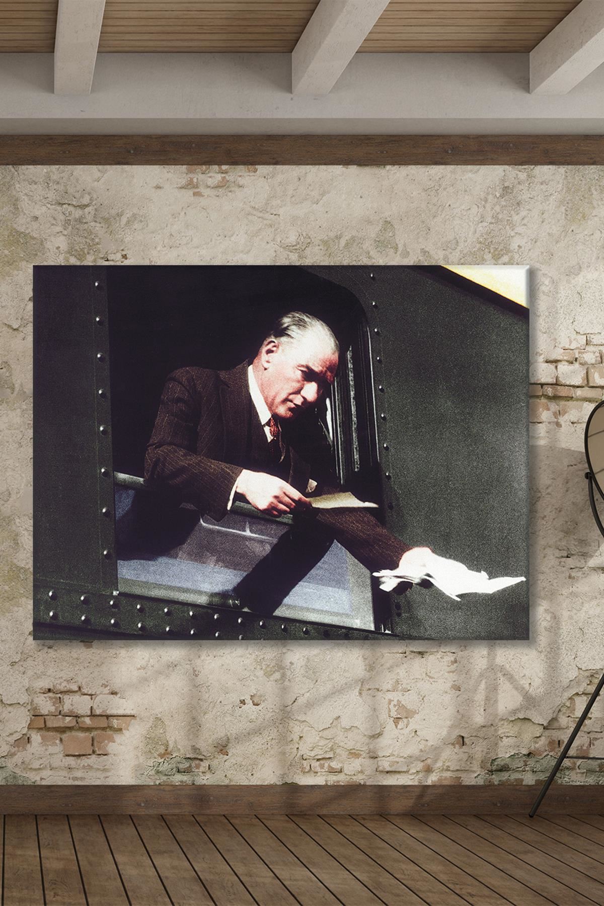 Atatürk İstanbul'a Giderken Vatandaşın Dilekçesini Kabul Ederken Kanvas Duvar Tablo 221497