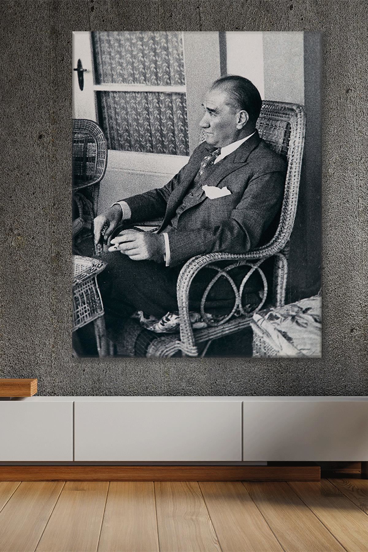 Sandalyede Oturup Dinlenen Atatürk Kanvas Duvar Tablo 221522