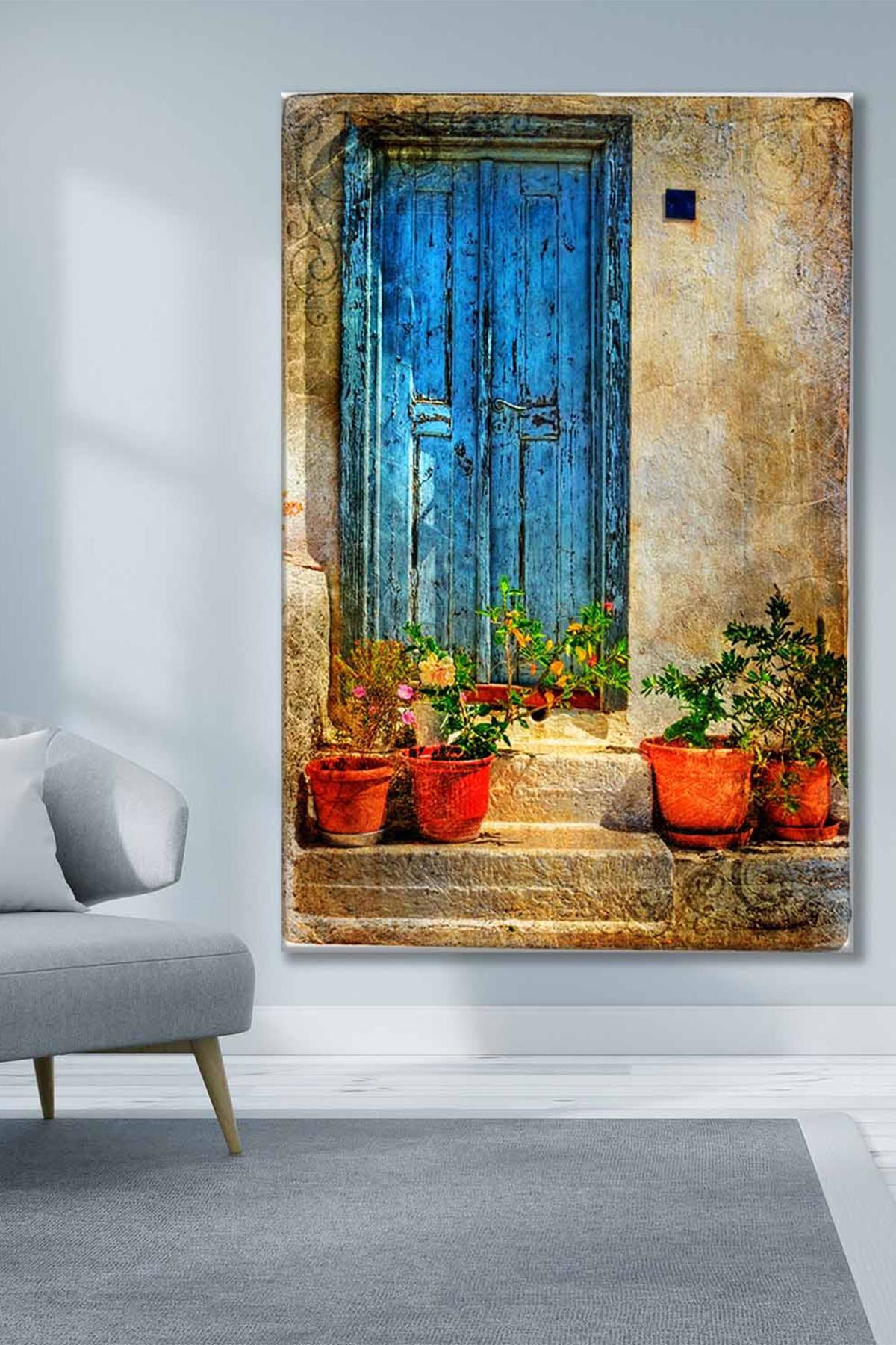 Mavi Ahşap Kapının Önünde Duran Çiçekler Art Kanvas Tablo 2221856