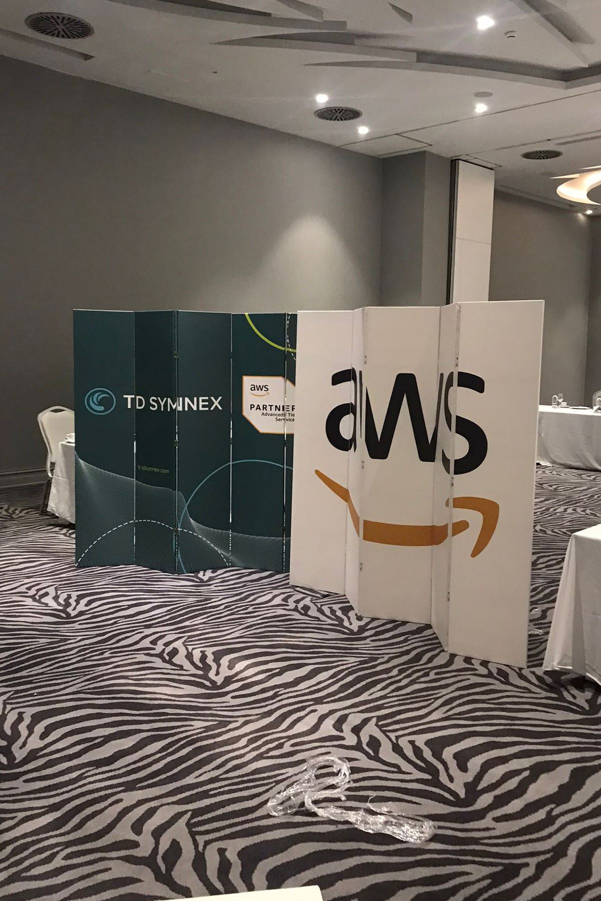 Kurumsal Logo Baskılı Paravan | Profesyonel Bölme Paneli