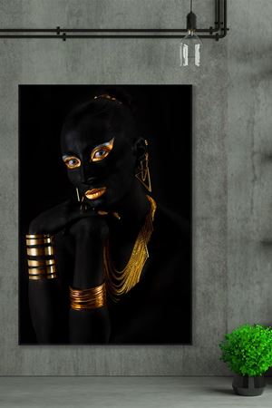 Altın Üçgen Küpeli ve Kolyeli Afrikalı Kadın Art Kanvas Tablo 2221583