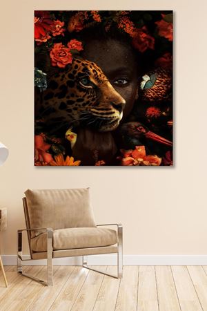 Kırmızı Çiçeklerin Arasında Duran Çita Kanvas Duvar Tablo 4452367