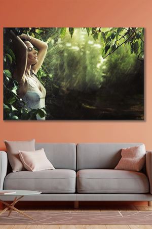 Yağmurda Islanmayı Seven Kadın Kanvas Duvar Tablo 3322336