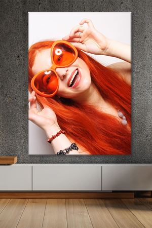 Turuncu Saçlı Ve Gözlüklü Kadın Kanvas Duvar Tablo 3322361