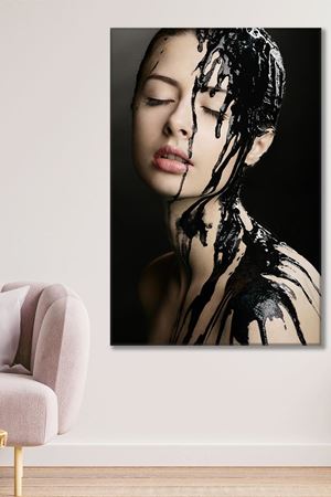 Yüzüne Siyah Boya Akmış Kadın Kanvas Duvar Tablo 3322623