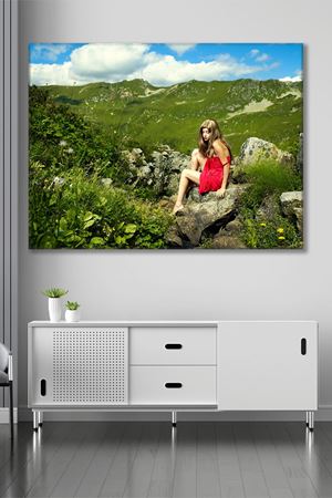 Yeşil Bahçede Oturan Kadın Kanvas Duvar Tablo 3322802