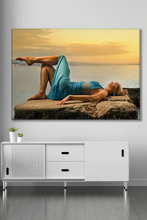 Yerde Uzanan Kadın Kanvas Duvar Tablo 3322516
