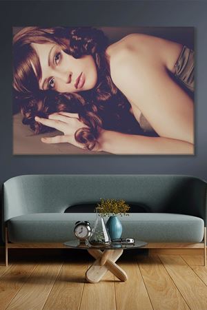 Yere Uzanan Kadın Kanvas Duvar Tablo 3322396
