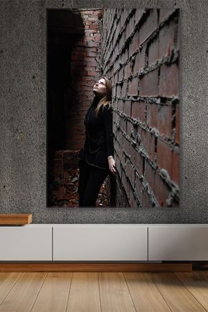 Tuğlalı Issız Sokak ve Kadın Duvar Kanvas Tablo 3322027