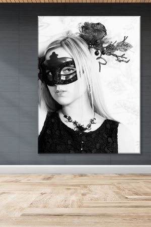 Siyah Maskeli Kadın Kanvas Duvar Tablo 3322472