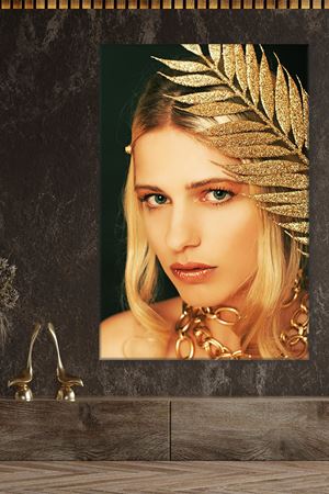 Saçında Altın Renkli Yaprak Olan Kadın Kanvas Duvar Tablo 3322502