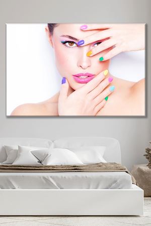 Renkli Ojeli Yüzünü Kapatan Kadın Kanvas Duvar Tablo 3322276