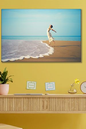 Sahilde Kollarını Açmış Kadın Kanvas Duvar Tablo 3322303