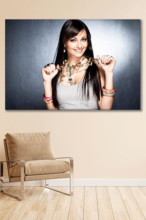 Renkli Kolyesini Tutan Kadın Kanvas Duvar Tablo 3322563