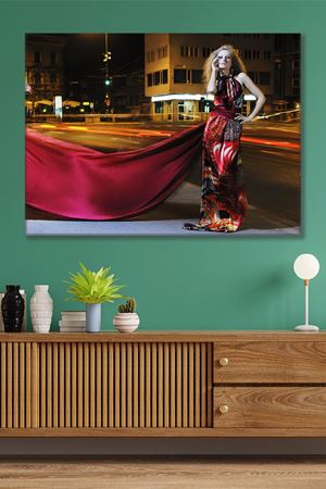 Sokakta Kırmızı Elbiseli Kadın Kanvas Duvar Tablo 3322305