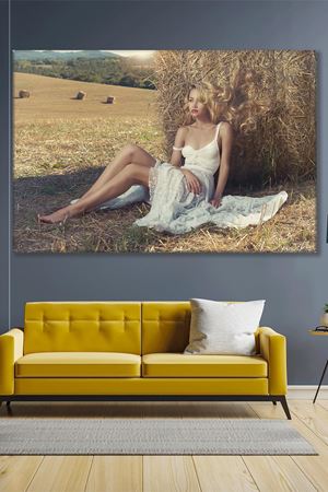 Samanlıkta Beyaz Elbiseli Kız Kanvas Duvar Tablo 3322672
