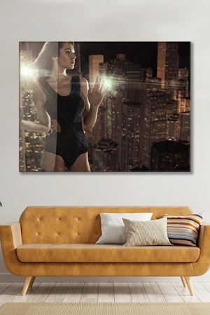 Şehirde Birini Arayan Kadın Kanvas Duvar Tablo 3322495