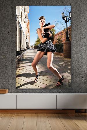 Siyah Topuklu Ayakkabı Giyen Kadın Kanvas Duvar Tablo 3322794