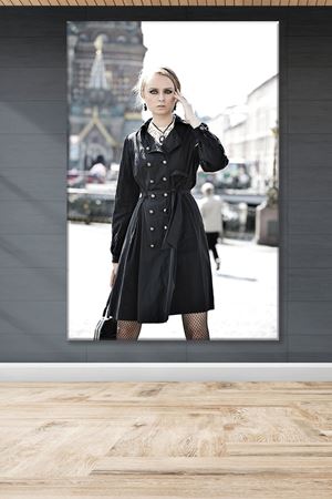 Siyah Montlu Kadın Kanvas Duvar Tablo 3322415