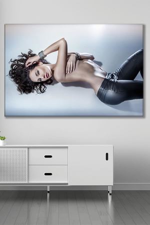 Siyah Taytlı Kadın Kanvas Duvar Tablo 3322655