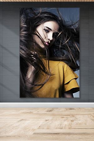 Sarı Bluzlu Esmer Kız Kanvas Duvar Tablo 3322665
