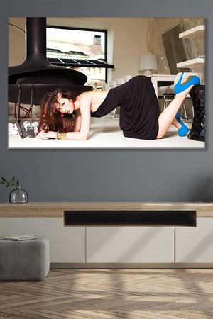 Siyah Elbiseli Yere Eğilen Kadın Kanvas Duvar Tablo 3322367