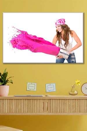Pembe Boya Atan Kız Duvar Kanvas Tablo 3322064