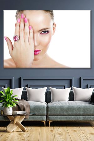 Pembe Yüzüklü ve Ojeli Kadın Kanvas Duvar Tablo 3322726