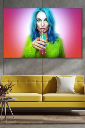 Mavi Saçlı Soda İçen Kız Kanvas Duvar Tablo 3322605