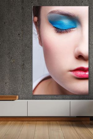 Mavi Far Makyajlı Kadın Kanvas Duvar Tablo 3322391