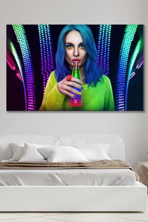 Mavi Saçlı Kola İçen Kız Kanvas Duvar Tablo 3322662
