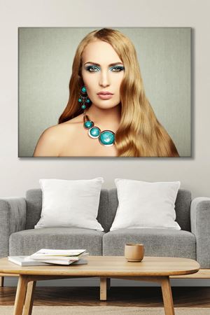 Mavi Kolyeli Sarışın Kız Kanvas Duvar Tablo 3322419