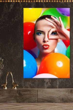 Renkli Balonların İçinde Kız Kanvas Duvar Tablo 3322689
