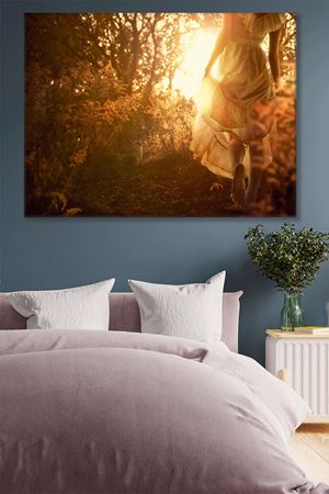 Ormanda Yürüyüş Yapan Kadın Kanvas Duvar Tablo 3322646