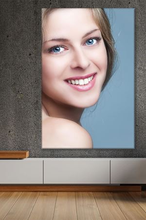 Mavi Gözlü Gülümseyen Kadın Kanvas Duvar Tablo 3322309