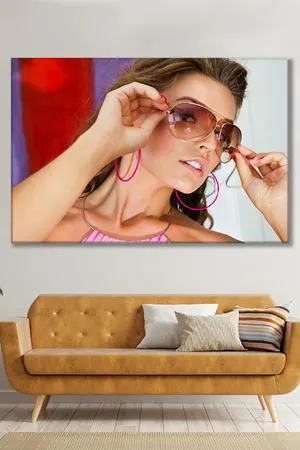 Pembe Küpeli Güneş Gözlüklü Kadın Kanvas Duvar Tablo 3322291