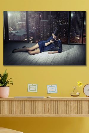 Mavi Elbiseli İçecek İçen Kadın Kanvas Duvar Tablo 3322653