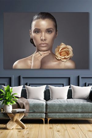 Omzunda Gül Olan Kadın Kanvas Duvar Tablo 3322232