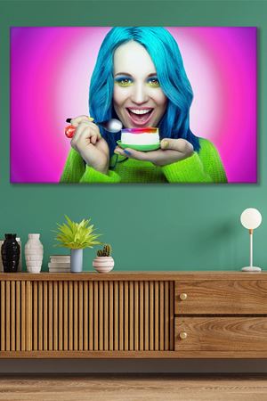 Mavi Saçlı Tatlı Yiyen Kız Kanvas Duvar Tablo 3322592
