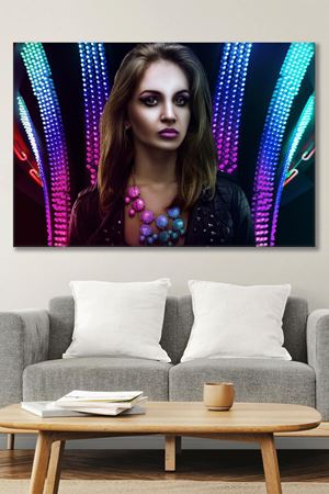 Mor Mavi Kolyeli Esmer Kadın Kanvas Duvar Tablo 3322582