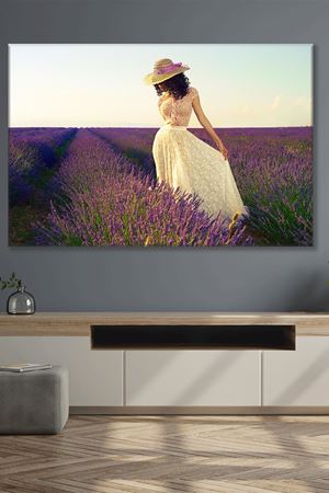 Lavanta Tarlasında Kız Kanvas Duvar Tablo 3322668
