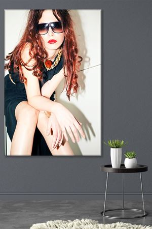 Kırmızı Rujlu Gözlüklü Kadın Kanvas Duvar Tablo 3322540