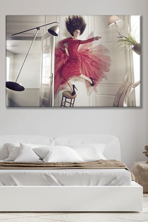 Kırmızı Elbiseli Düşen Kadın Kanvas Duvar Tablo 3322363