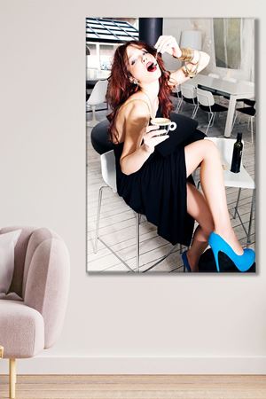 Kaşıkla Kahve İçen Kadın Kanvas Duvar Tablo 3322561